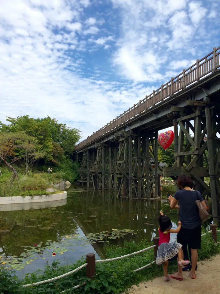 image-photo-got-smartphone-bridge-of-freedom-paju