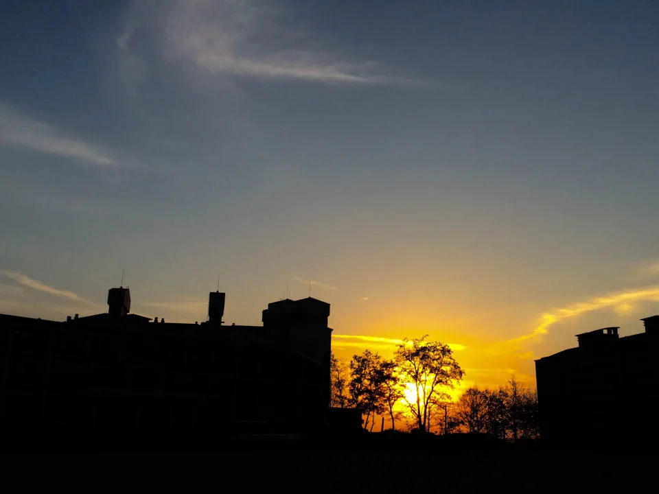 image-photo-got-smartphone-golden-hour