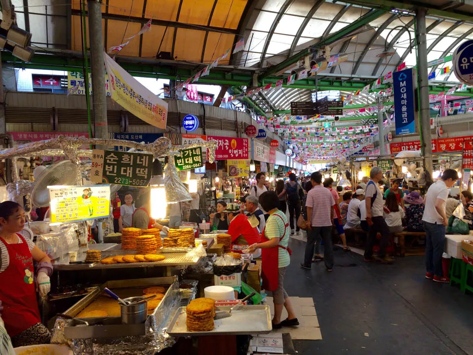 image-photo-got-smartphone-gwangjang-market