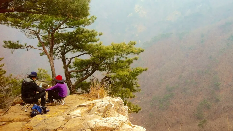 image-photo-got-smartphone-soyosan-hikers