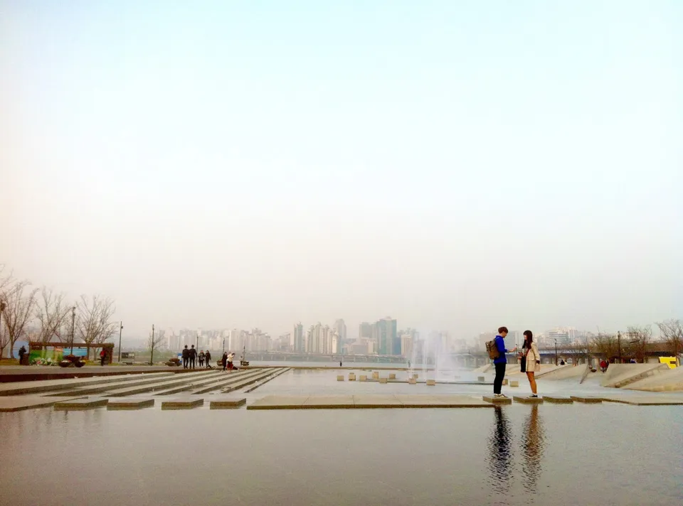 image-photo-got-smartphone-yeouido-park-couple